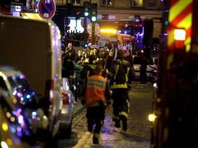 Des pompiers et policiers sur les lieux d'une attaque dans le 10e arrondissement de Paris, le 13 novembre 2015 - Kenzo TRIBOUILLARD [AFP/Archives]