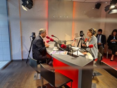 Xavier Bertrand dans les studios de Tendance Ouest à Rouen, interrogé par Floriane Bléas, rédactrice en chef adjointe.