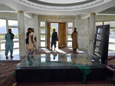 Des combattants talibans au mausolée du leader du Panchir Ahmad Shah Massoud à Saricha le 15 septembre 2021 - WAKIL KOHSAR [AFP]
