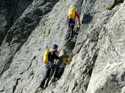 David Labarre (à gauche) sur la paroi rocheuse du pic des Spijeoles, dernière ascension de son défi - VALENTINE CHAPUIS [AFP]