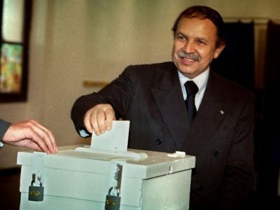 Abdelaziz Bouteflika vote le 16 septembre 1999 à Alger pour l'élection présidentielle qu'il remportera - HAMID [AFP/Archives]