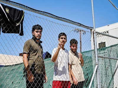 Des migrants en quarantaine Covid-19 à l'intérieur du camp de migrants sur l'île grecque de Leros, le 7 septembre 2021 - Theophile Bloudanis [AFP/Archives]