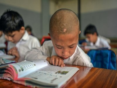 Un garçon en classe, à l'établissement scolaire Esteqlal de Kaboul, le 18 septembre 2021 - BULENT KILIC [AFP]