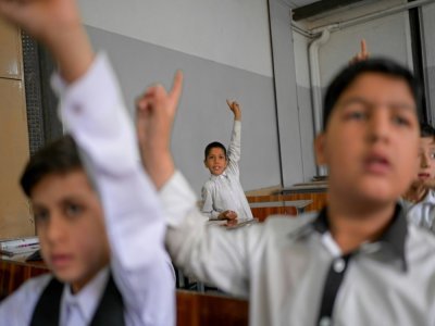 Des garçons en classe, à l'établissement scolaire Esteqlal de Kaboul, le 18 septembre 2021 - BULENT KILIC [AFP]