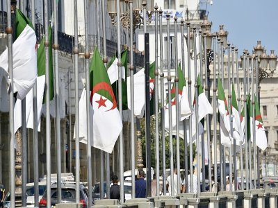Des drapeaux algériens mis en berne dans la capitale Alger le 18 septembre 2021, après la mort de l'ancien président Abdelaziz Bouteflika - RYAD KRAMDI [AFP]