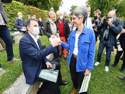 Eric Piolle et Sandrine Rousseau se saluent lors des Journées d'été d'EELV à Poitiers le 19 août 2021 - MEHDI FEDOUACH [AFP/Archives]