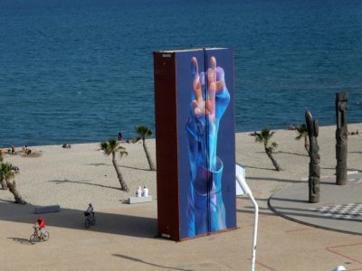 Container recouvert d'une fresque et exposé au Barcarès, le 17 septembre 2021 - RAYMOND ROIG [AFP]