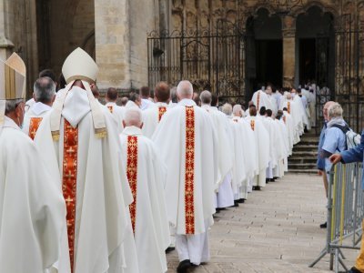 L'impressionnante procession pénètre dans la cathédrale de Sées.