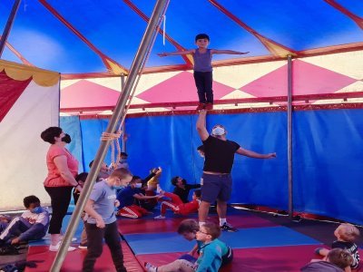 Initiation aux techniques du cirque, dont l'acrobatie.