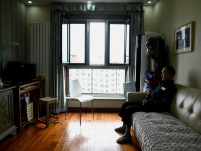 Chen Shaohua, un malade d'Alzheimer, au domicile de sa fille à Pékin le 28 août 2021 - NOEL CELIS [AFP]
