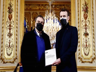 Le président Emmanuel Macron (d) et l'historien Benjamin Stora lors de la remise de son rapport à promouvoir "l'apaisement des mémoires" autour de la guerre d'Algérie, le 20 janvier 2021 à l'Elysée, à Paris - CHRISTIAN HARTMANN [POOL/AFP]