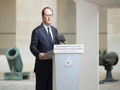 François Hollande lors d'une cérémonie aux Invalides pour la journée nationale d'hommage aux Harkis, le 25 septembre 2016 à Paris - IAN LANGSDON [POOL/AFP/Archives]