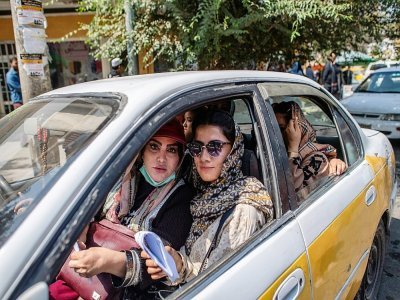 Des Afganes sur le chemin du retour après une manifestation pour le droit des femmes à Kaboul le 19 septembre 2021 - BULENT KILIC [AFP]