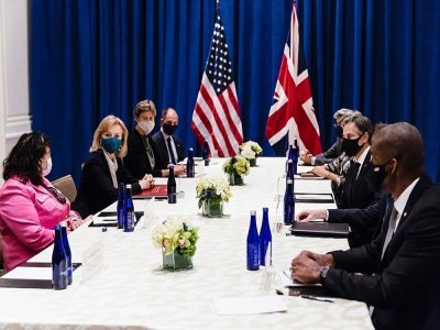 Le secrétaire d'Etat américain Antony Blinken (3e droite) et la ministre des Affaires étrangères britannique Liz Truss (2e gauche), au siège des Nations unies à New York, le 20 septembre 2021 - STEFAN JEREMIAH [POOL/AFP]