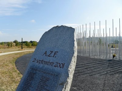 Pierre portant le nom des victimes de la catastrophe d'AZF, lors de la commémoration organisée le 21 septembre 2016 - ERIC CABANIS [AFP/Archives]