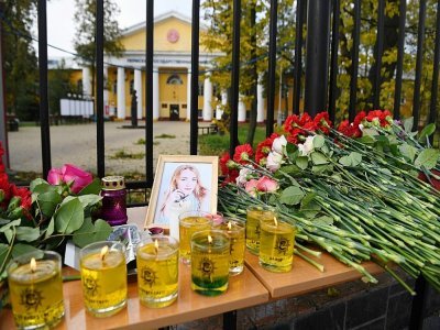 Des bougies et des fleurs posées à l'entrée du campus de l'université de Perm (Russie), le 21 septembre 2021, au lendemain d'une tuerie qui a coûté la vie à six personnes - NATALIA KOLESNIKOVA [AFP]