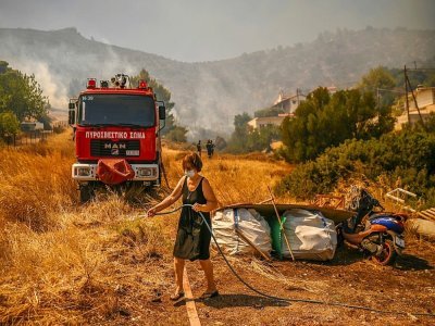 Le feu avançant près du village de Markati, en Grèce, le 16 août 2021 - Angelos Tzortzinis [AFP/Archives]