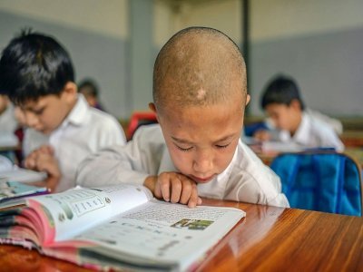 Des petits Afghans à l'école Istiklal de Kaboul le 18 septembre 2021 - BULENT KILIC [AFP]