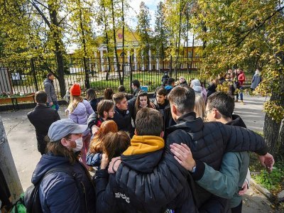 Rassemblement populaire devant l'université de Perm le 21 septembre 2021, au lendemain de la tuerie - NATALIA KOLESNIKOVA [AFP]