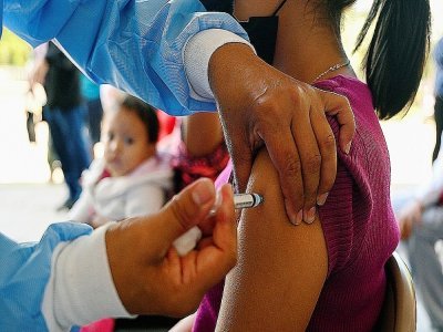 Une jeune femme reçoit une première dose du vaccin anti-Covid de Pfizer/BioNTech à Tegucigalpa, au Honduras, le 13 septembre 2021 - Orlando SIERRA [AFP]