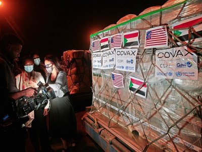 Une cargaison de vaccins anti-Covid fournis au Soudan dans le cadre de Covax, à l'aéroport international de Khartoum, dans la nuit du 5 août 2021 - Ebrahim HAMID [AFP]