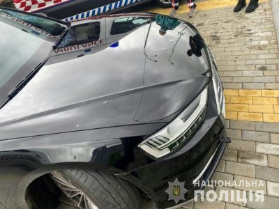 Photo prise et fournie le 22 septembre 2021 par le ministère ukrainien de l'Intérieur de la voiture du premier conseiller du président ukrainien, constellée d'impacts de balles, à Kiev - - [UKRAINIAN INTERIOR MINISTRY PRESS SERVICES/AFP]