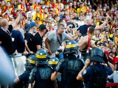 Les forces de l'ordre tentent de contenir les supporters lensois surexcités lors du match Lens-Lille au stade Bollaert, le 18 septembre 2021 - FRANCOIS LO PRESTI [AFP/Archives]