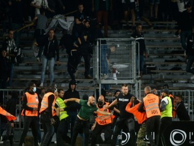 Les stewards renvoient dans la tribune des supporters marseillais qui ont envahi le terrain à l'issue du match Angers-OM au stade Raymond-Kopa, le 22 septembre 2021 - JEAN-FRANCOIS MONIER [AFP]