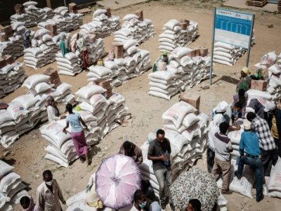 Des personnes déplacées par les violences dans la région éthiopienne du Tigré, attendent une distribution d'aide alimentaire à Mekele, le 22 juin 2021 - Yasuyoshi CHIBA [AFP]