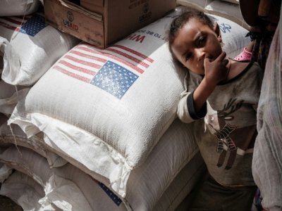 Un enfant qui a fui les violences dans la région éthiopienne du Tigré, attend une distribution d'aide alimentaire à Mekele le 22 juin 2021 - Yasuyoshi CHIBA [AFP]