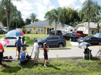 Des journalistes devant la maison de Brian Laundrie, à North Port, en Floride, le 20 septembre 2021 - Octavio Jones [GETTY IMAGES NORTH AMERICA/AFP]