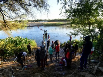 Des migrants haïtiens franchissent le fleuve Rio Grande depuis le camp de Ciudad Acuna au Mexique, le 23 septembre 2021 - PEDRO PARDO [AFP]