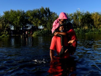 Des migrants haïtiens franchissent le fleuve Rio Grande pour gagner les Etats-Unis depuis la ville mexicaine de Ciudad Acuna, le 23 septembre 2021 - PEDRO PARDO [AFP]