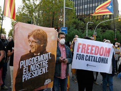 Manifestation devant le consulat italien à Barcelone le 24 septembre 2021 après l'arrestation de l'ex-président catalan Carles Puigdemont en Sardaigne - LLUIS GENE [AFP]
