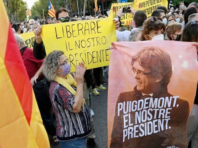 Manifestation devant le consulat italien à Barcelone le 24 septembre 2021 après l'arrestation en Sardaigne de l'ex-président catalan Carles Puigdemont - LLUIS GENE [AFP]