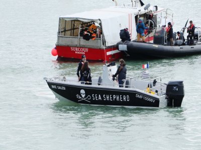 L'ONG Sea Shepherd, invitée au LH2O, participe à l'action.
