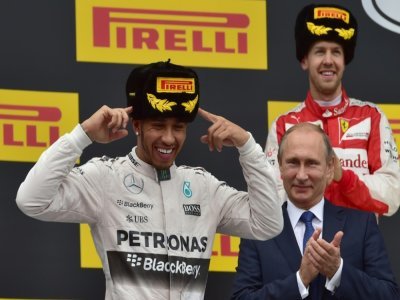 Lewis Hamilton vainqueur du GP de Russie sous le regard attendri du président Vladimir Poutine sur l'Autodrome de Sotchi, le 11 octobre 2015 - Andrej ISAKOVIC [AFP/Archives]