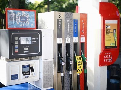 Une pompe signalée "hors d'usage" faute de carburant dans une station Esso, le 24 septembre 2021 à Londres - DANIEL LEAL-OLIVAS [AFP]