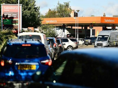 Des automobilistes font la queue à une station-services, le 24 septembre 2021 à Tonbridge, dans le Sud de l'Angleterre - Ben STANSALL [AFP]