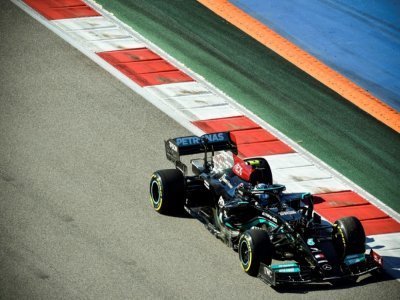 La Mercedes de Valtteri Bottas lors de la déeuxième séance d'essais libres du GP de Russie à Sotchi, le 24 septembre 2021 - Alexander NEMENOV [AFP]