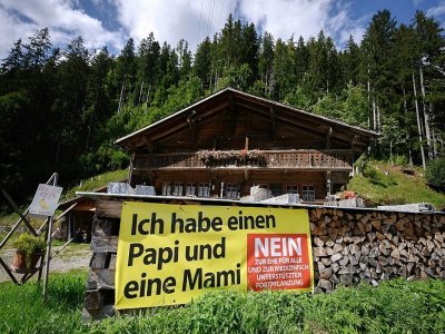 Une affiche contre le mariage pour tous, le 12 septembre 2021 à Jaun, en Suisse - Fabrice COFFRINI [AFP/Archives]