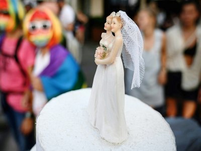 Un gâteau de mariage lors de la gay pride de Zurich, le 4 septembre 2021 en Suisse - FABRICE COFFRINI [AFP/Archives]