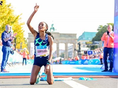 L'Ethiopien Gotytom Gebreslase victorieuse du marathon de Berlin, le 26 septembre 2021 devant la porte de Brandenburg - Tobias SCHWARZ [AFP]