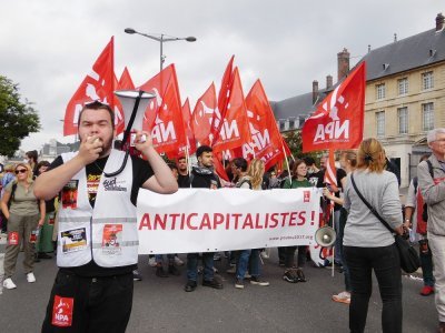 Les militants du Nouveau Parti Anticapitaliste (NPA) étaient nombreux dans le cortège. - Guillaume Lemoine