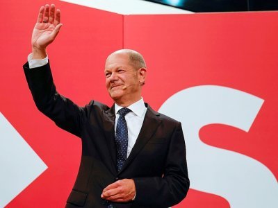 Olaf Scholz, le candidat social-démocrate à la chancellerie, salue ses partisans au siège du SPD à Berlin le 26 septembre 2021 - Odd ANDERSEN [AFP]