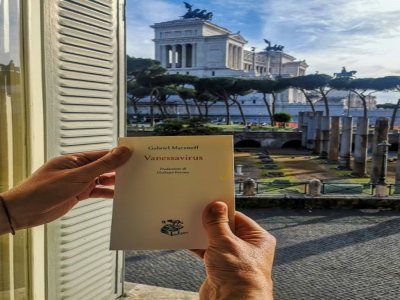 La traduction italienne de "Vanessavirus", le dernier livre de Gabriel Matzneff, à Rome le 28 mai 2021 - STRINGER [AFP/Archives]