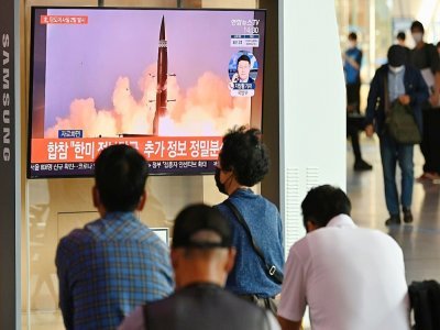 Des passants regardent des images d'un lancement de missile nord-coréen, le 15 septembre 2021 sur un écran dans une gare de Séoul - Jung Yeon-je [AFP/Archives]