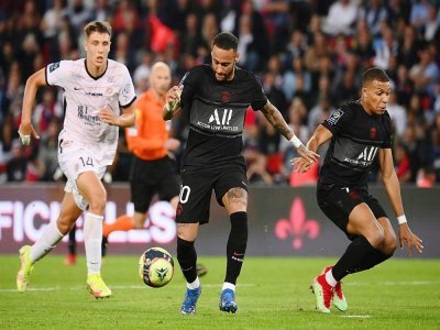 Les cracks du PSG Neymar et Kylian Mbappé ont évolué sans coordiantion face à Montpellier en championnat au Parc des Princes, le 25 septembre 2021 - FRANCK FIFE [AFP/Archives]