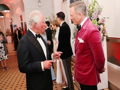 L'acteur Daniel Craig (à gauche) discute avec le prince Charles pendant la soirée d'avant-première du dernier James Bond, le 28 septembre 2021 à Londres - Chris Jackson [POOL/AFP]