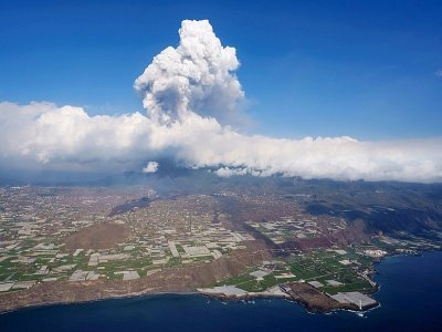 Lave provenant du volcan sur l'île de La  Palma, dans l'archipel espagnol des Canaries le 23 septembre 2021 - RamÃƒÂ³n de la Rocha [POOL/AFP]